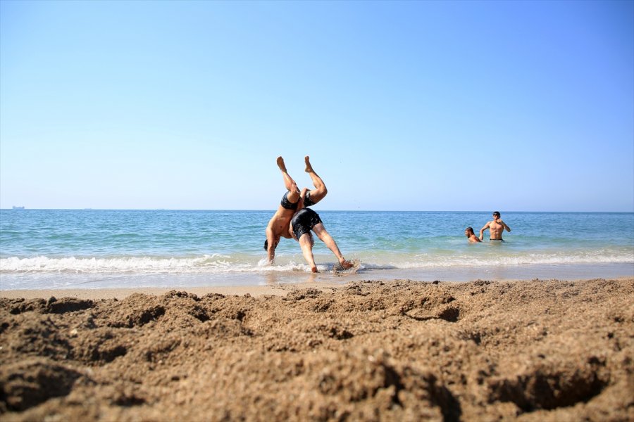 Mersin'de Güreşçiler, Sahilde Antrenman Yaparak Turnuvalara Hazırlanıyor
