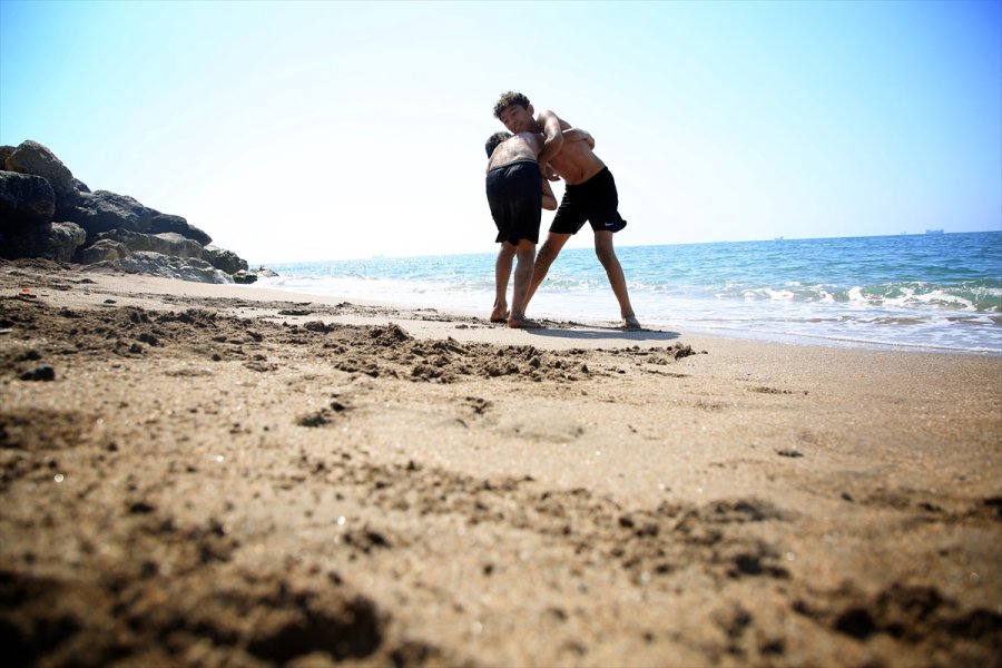 Mersin'de Güreşçiler, Sahilde Antrenman Yaparak Turnuvalara Hazırlanıyor