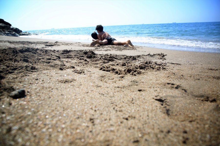 Mersin'de Güreşçiler, Sahilde Antrenman Yaparak Turnuvalara Hazırlanıyor