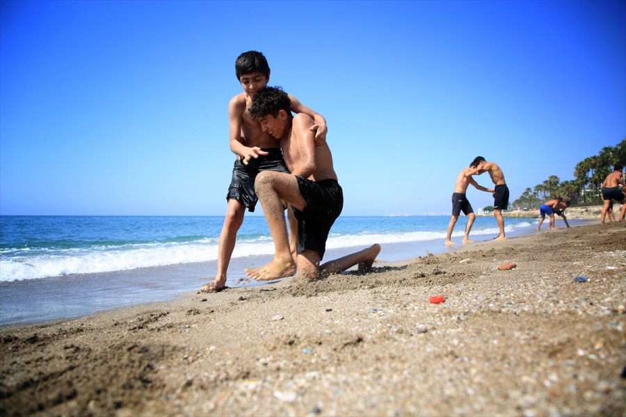 Mersin'de Güreşçiler, Sahilde Antrenman Yaparak Turnuvalara Hazırlanıyor