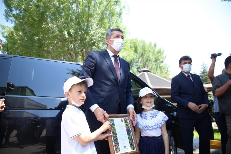 Milli Eğitim Bakanı Selçuk, "anadolu Masalları Eskişehir Masal Evi"nin Açılışını Yaptı: