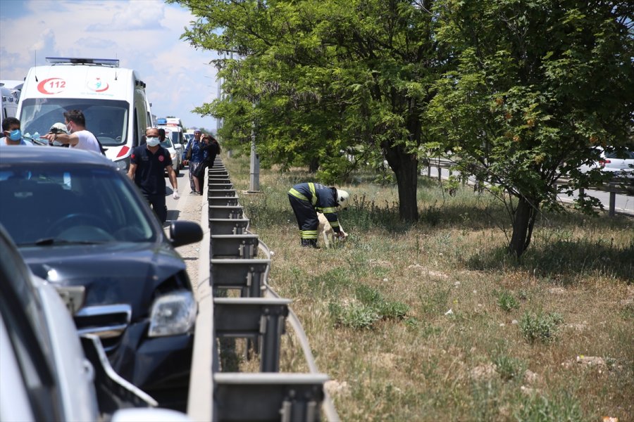 Eskişehir'de 3 Aracın Karıştığı Zincirleme Trafik Kazasında 8 Kişi Yaralandı