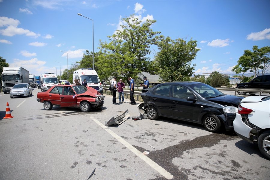 Eskişehir'de 3 Aracın Karıştığı Zincirleme Trafik Kazasında 8 Kişi Yaralandı