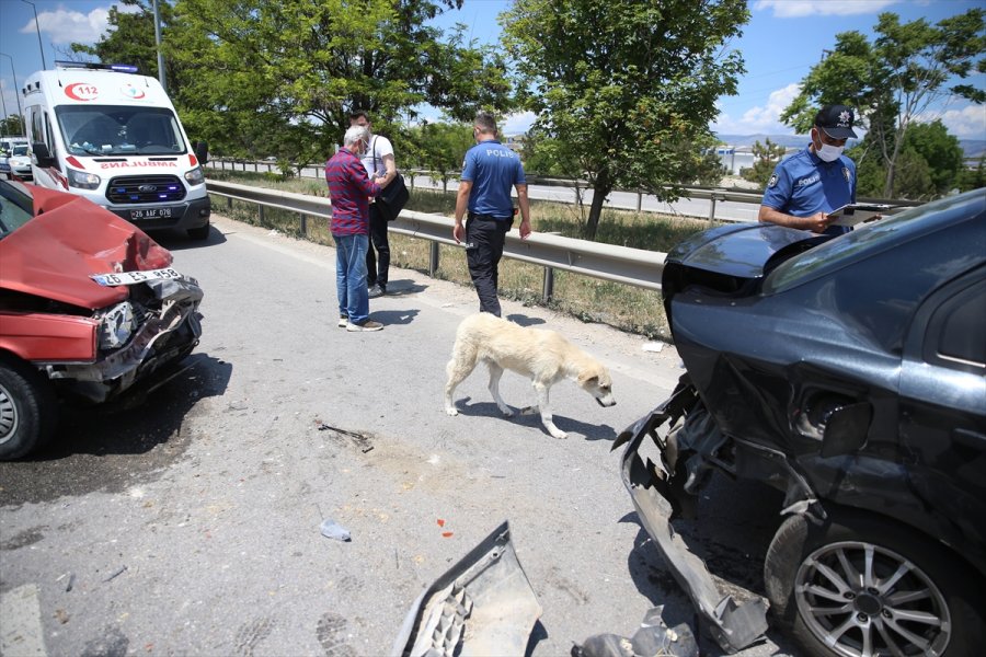 Eskişehir'de 3 Aracın Karıştığı Zincirleme Trafik Kazasında 8 Kişi Yaralandı