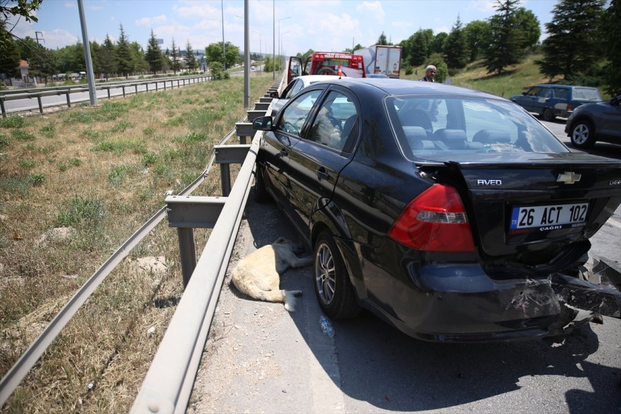 Eskişehir'de 3 Aracın Karıştığı Zincirleme Trafik Kazasında 8 Kişi Yaralandı