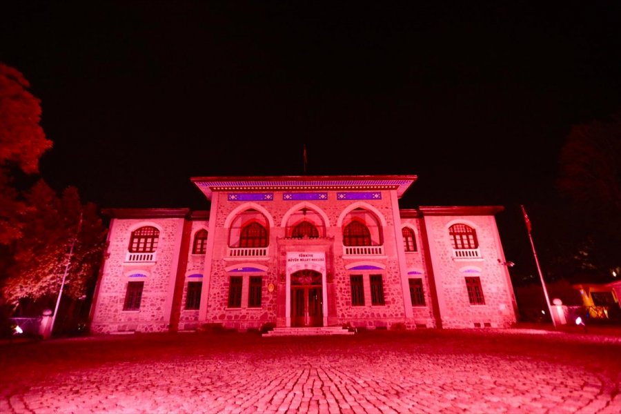Türkiye'nin Sembolleşmiş Yapıları Türk Kızılay İçin Kırmızı Renkle Aydınlatıldı