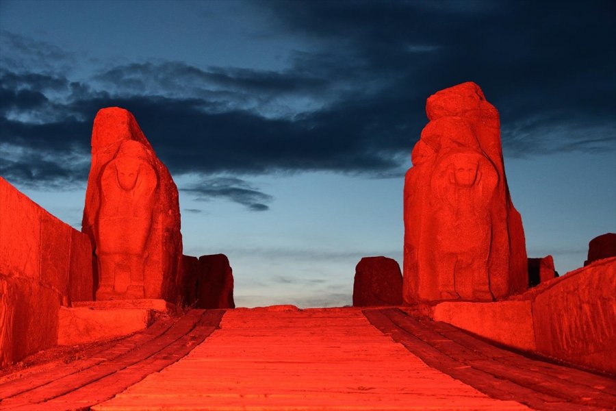 Türkiye'nin Sembolleşmiş Yapıları Türk Kızılay İçin Kırmızı Renkle Aydınlatıldı