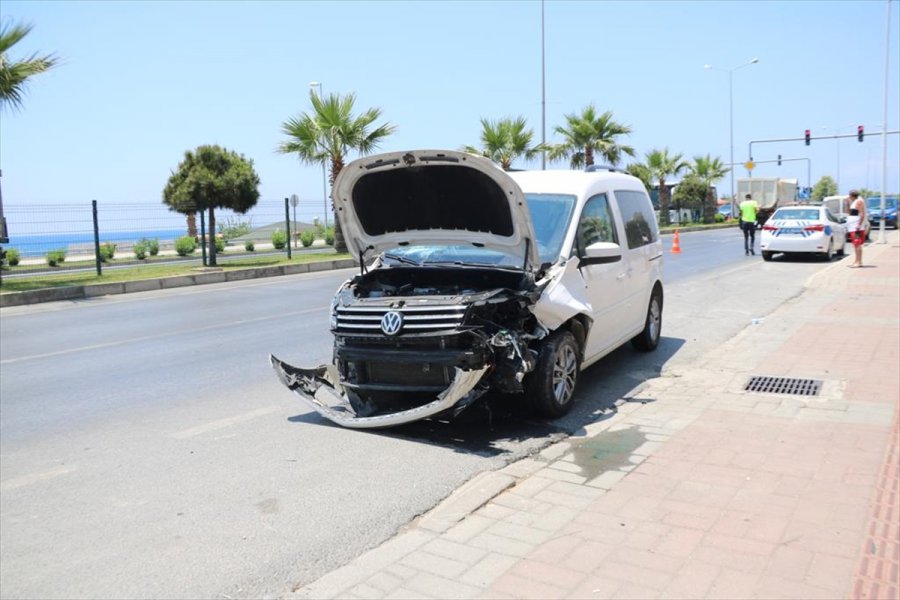 Antalya'da Hafif Ticari Aracın Çarptığı Bisikletin Sürücüsü Öldü