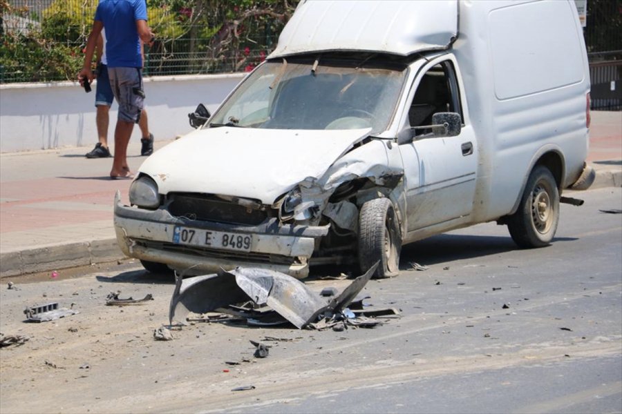 Antalya'da Hafif Ticari Aracın Çarptığı Bisikletin Sürücüsü Öldü