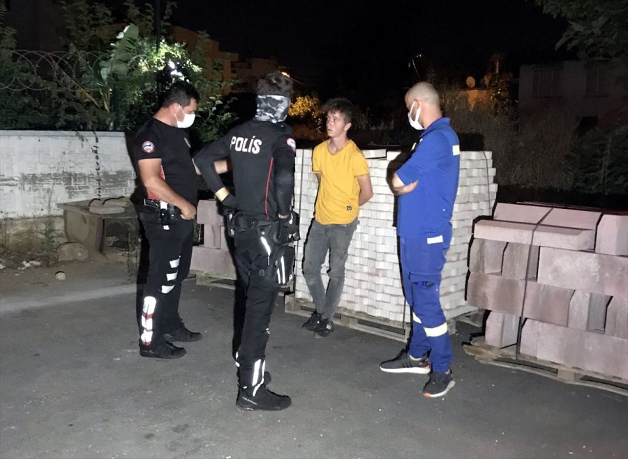 Antalya'da Kovalamaca Sonucu Yakalanan Ehliyetsiz Otomobil Sürücüsüne Yaklaşık 10 Bin Lira Ceza Kesildi