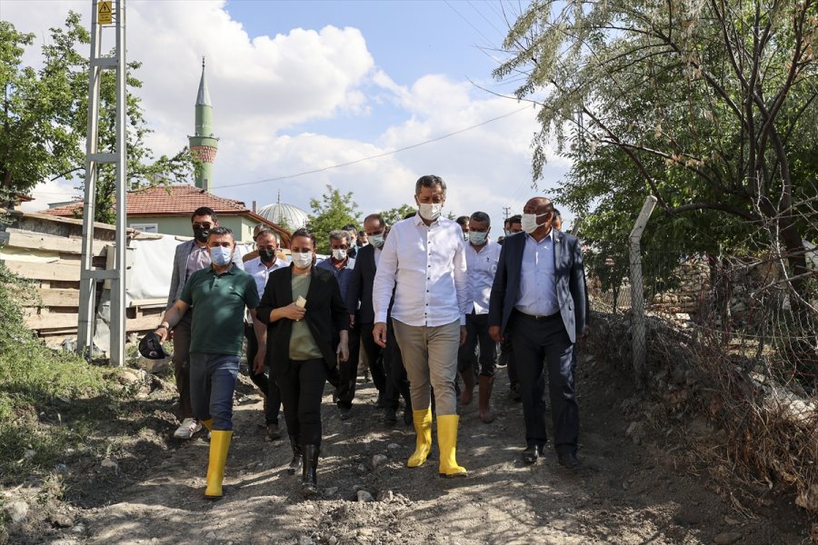 Milli Eğitim Bakanı Selçuk, Yağıştan Etkilenen Memleketi Gölbaşı'nda İncelemelerde Bulundu: