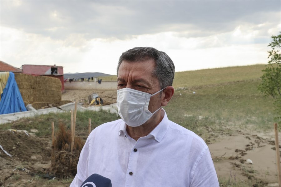 Milli Eğitim Bakanı Selçuk, Yağıştan Etkilenen Memleketi Gölbaşı'nda İncelemelerde Bulundu: