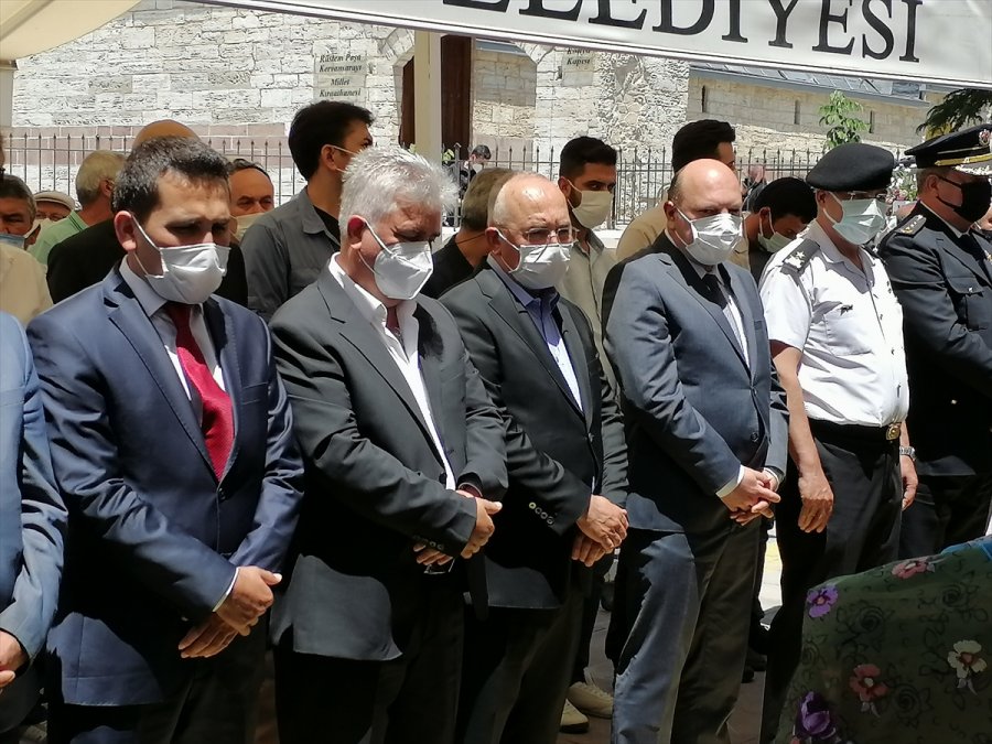 1. Ordu Komutanı Orgeneral Musa Avsever, Konya'da Kayınvalidesinin Cenazesine Katıldı