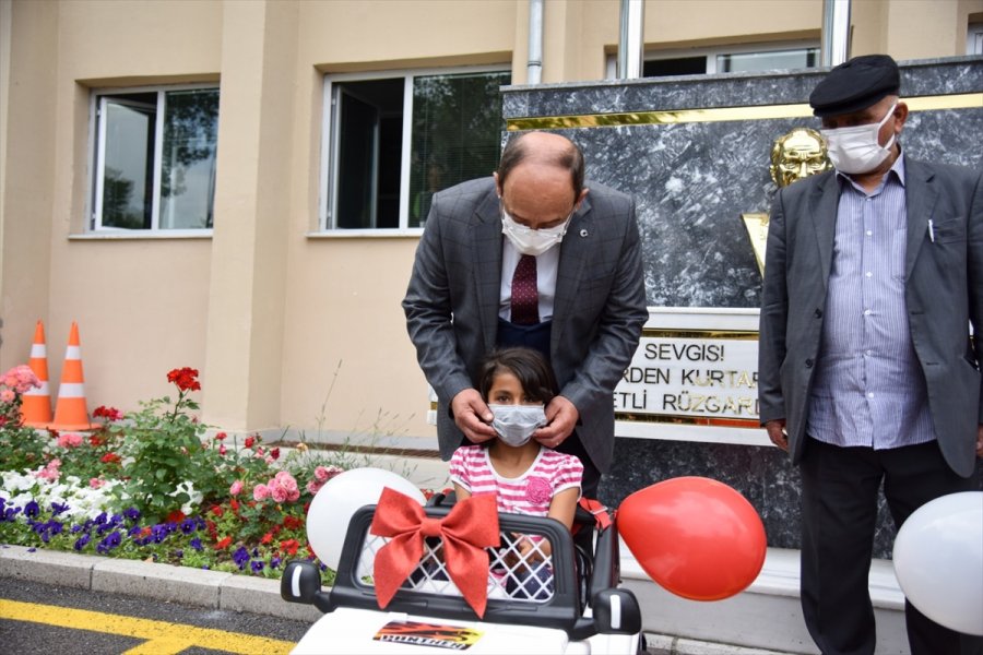 Ankara Büyükşehir Belediyesinden, Atık Kağıt Toplayan İki Kız Çocuğuna Hediye Akülü Araba