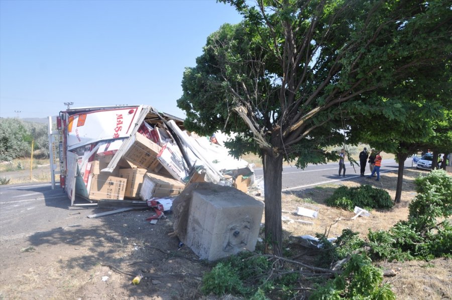 Devrilen Tır Kayseri-niğde Kara Yolunda Ulaşımı Aksattı