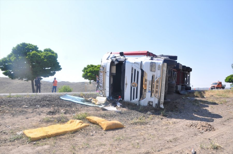 Devrilen Tır Kayseri-niğde Kara Yolunda Ulaşımı Aksattı