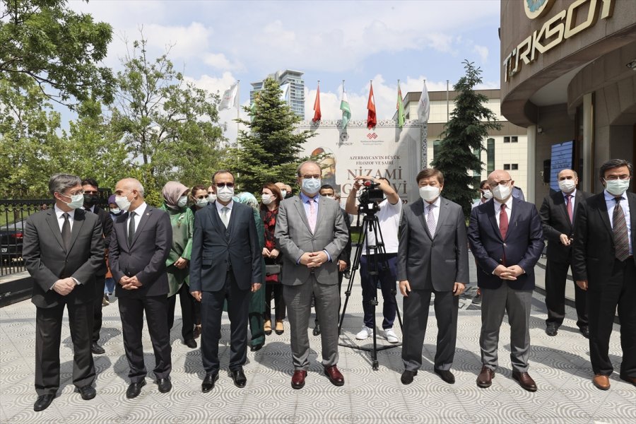 Yunus Emre Döneminin Kıyafetleri Ve Felsefesini Anlatan Resimlerin Yer Aldığı "gel Gör Beni" Sergisi Açıldı