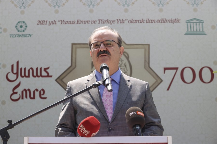 Yunus Emre Döneminin Kıyafetleri Ve Felsefesini Anlatan Resimlerin Yer Aldığı "gel Gör Beni" Sergisi Açıldı