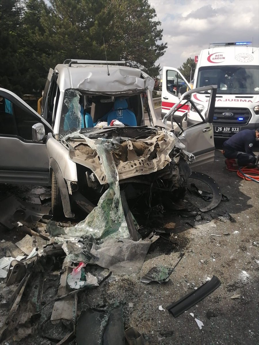 Eskişehir'de Tırla Çarpışan Araçtaki Anne Ve Kızı Öldü, Baba Ve İki Çocuğu Yaralandı