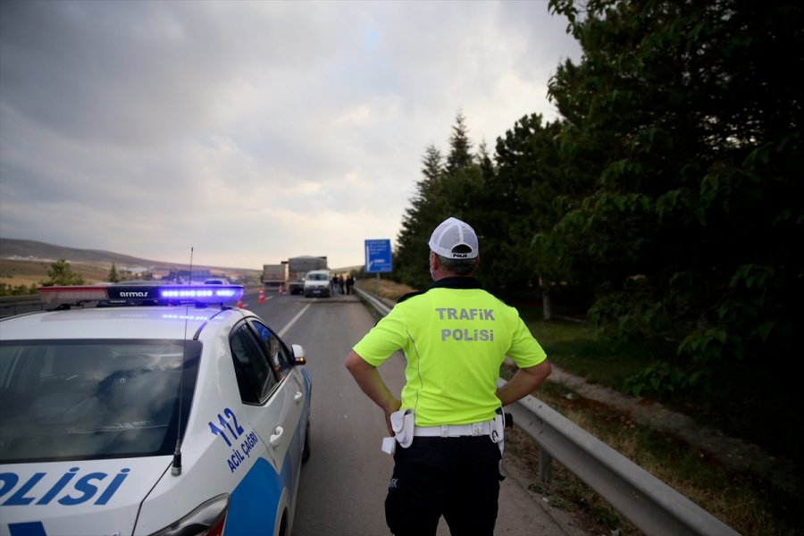 Eskişehir'de Tırla Çarpışan Araçtaki Anne Ve Kızı Öldü, Baba Ve İki Çocuğu Yaralandı