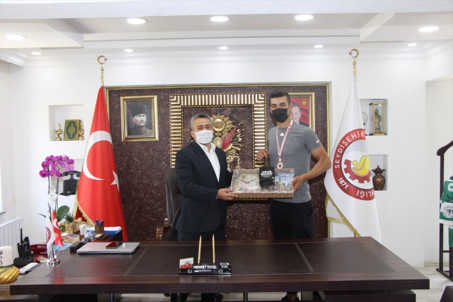 Seydişehir Belediye Başkanı, Muay Thai'de Türkiye Şampiyonu Olan Sporcuyu Altınla Ödüllendirdi
