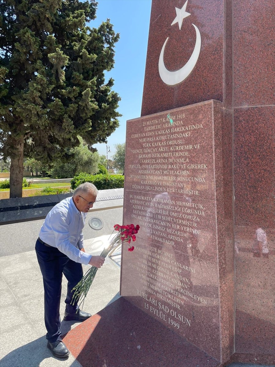 Büyükkılıç, Bakü'de Türk Ve Azerbaycan Şehitliklerini Ziyaret Etti