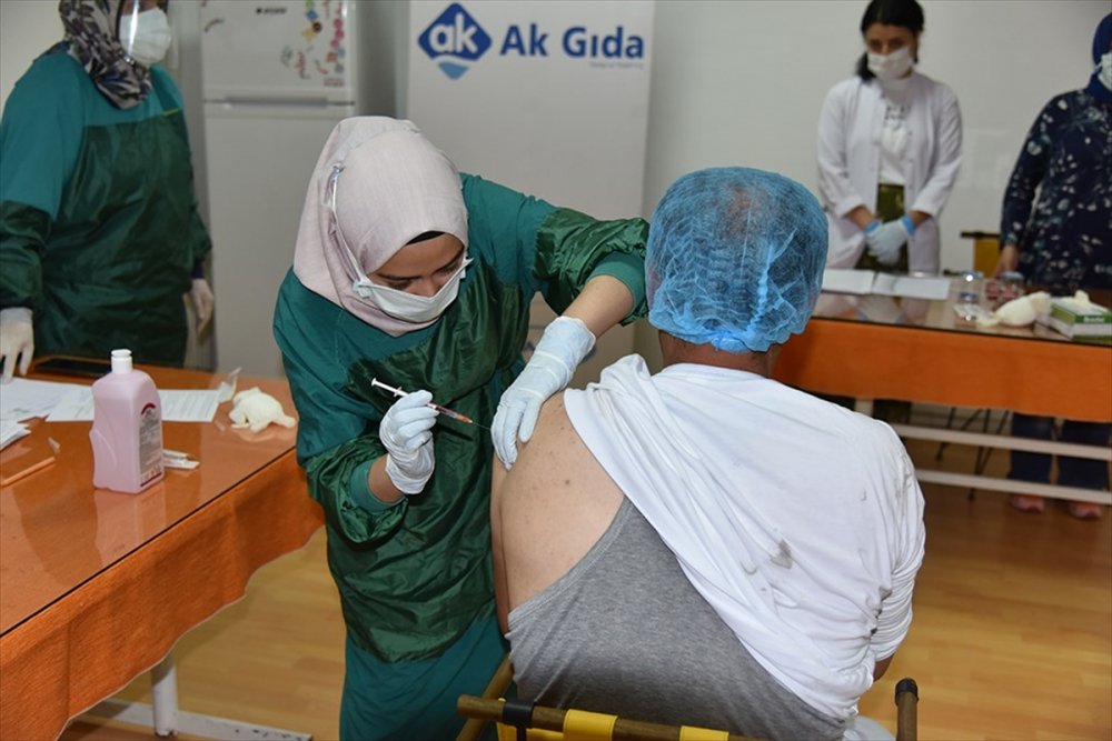 Karaman'da Mobil Ekipler, Fabrika Çalışanlarını Kovid-19'a Karşı Aşılıyor
