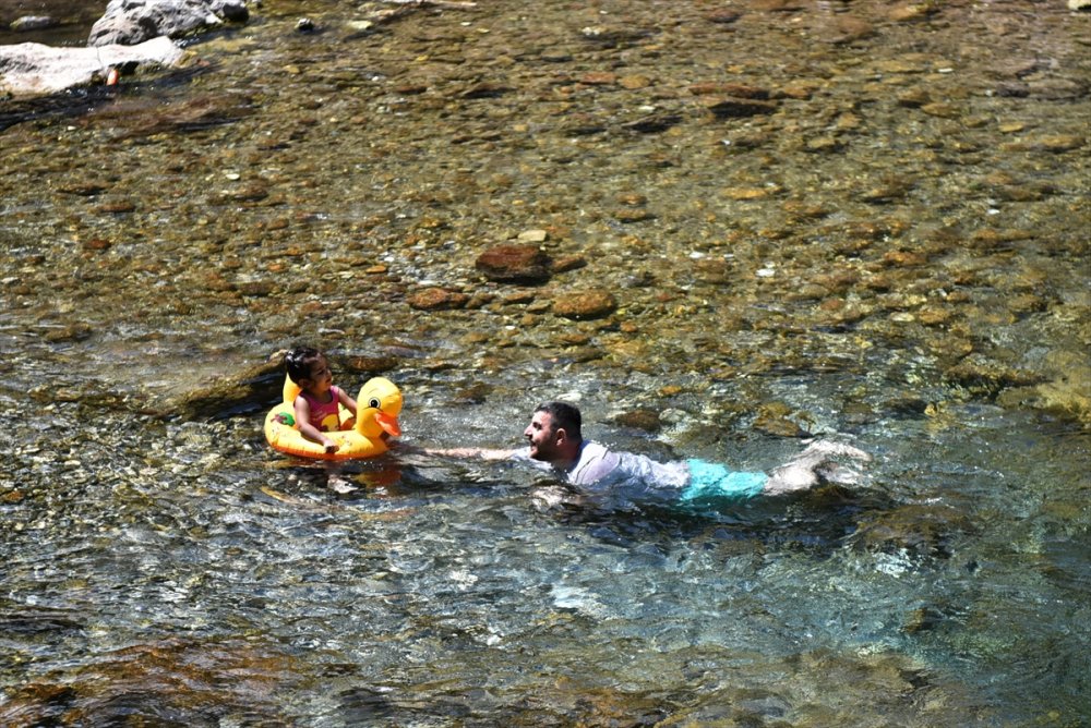 Doğa Manzaralı İki Dağ Arasında Sallarla Yolculuk