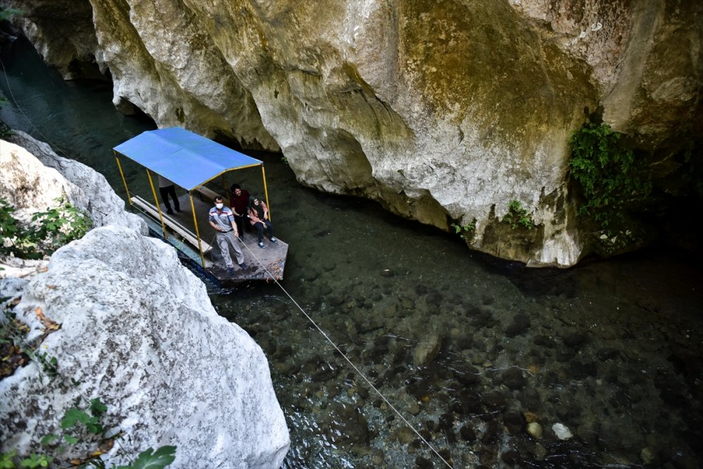 Doğa Manzaralı İki Dağ Arasında Sallarla Yolculuk