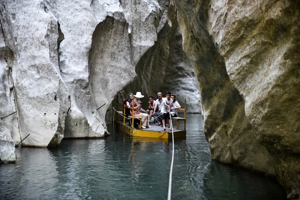 Doğa Manzaralı İki Dağ Arasında Sallarla Yolculuk
