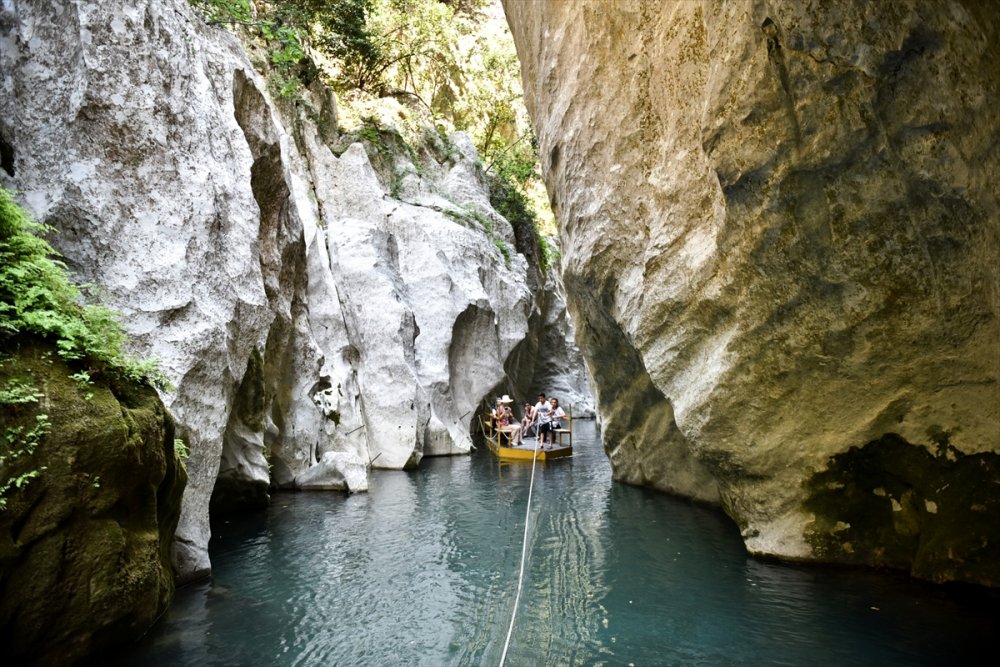 Doğa Manzaralı İki Dağ Arasında Sallarla Yolculuk