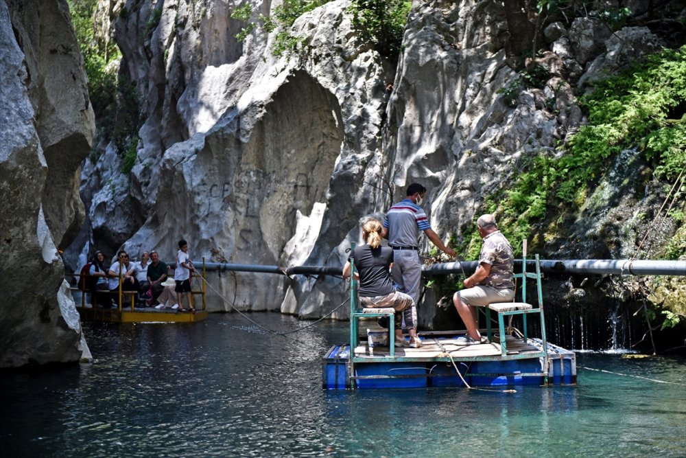 Doğa Manzaralı İki Dağ Arasında Sallarla Yolculuk