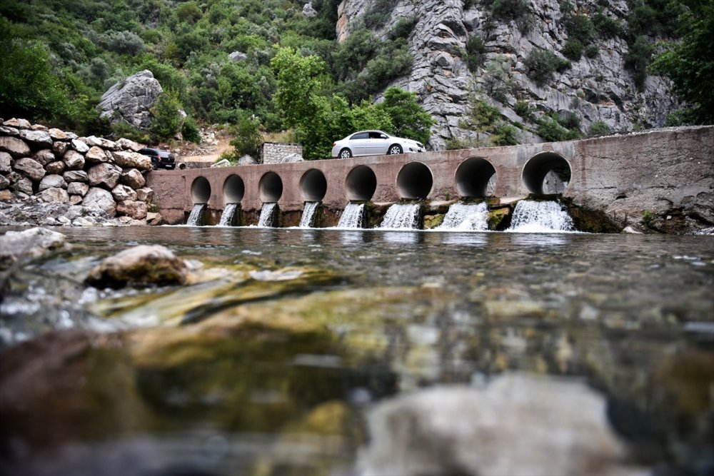Doğa Manzaralı İki Dağ Arasında Sallarla Yolculuk