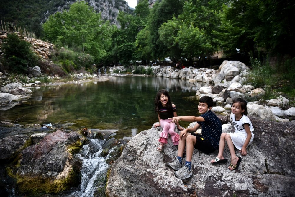 Doğa Manzaralı İki Dağ Arasında Sallarla Yolculuk