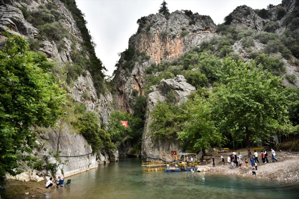 Doğa Manzaralı İki Dağ Arasında Sallarla Yolculuk