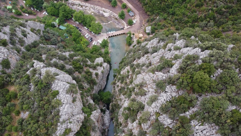 Doğa Manzaralı İki Dağ Arasında Sallarla Yolculuk