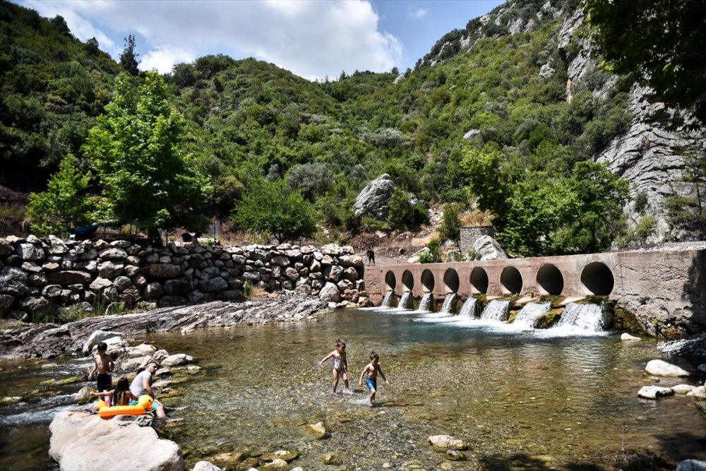 Doğa Manzaralı İki Dağ Arasında Sallarla Yolculuk
