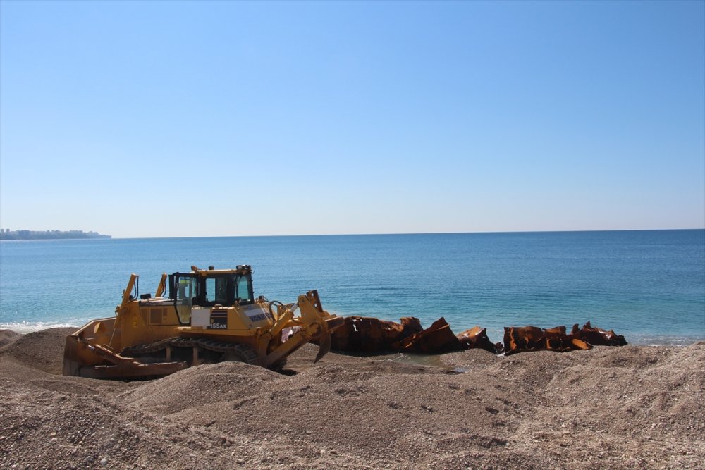Dünyaca Ünlü Konyaaltı Plajı Yakınındaki 83 Yıllık Batık Gemi Karaya Çıkarıldı