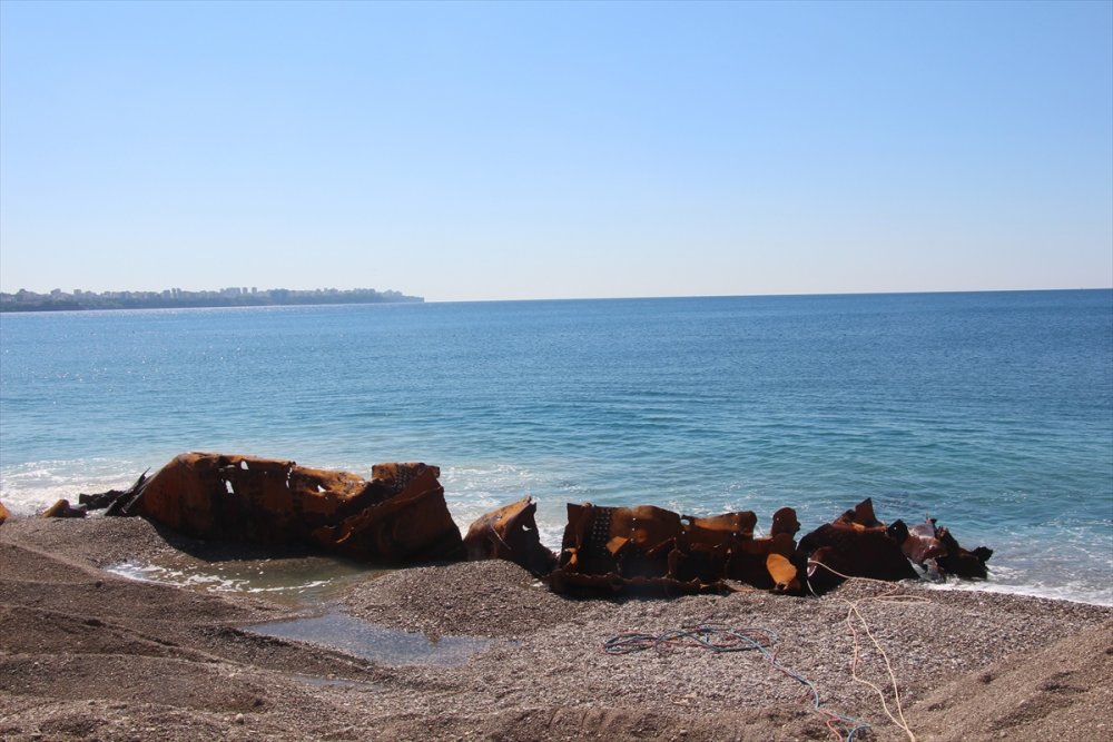 Dünyaca Ünlü Konyaaltı Plajı Yakınındaki 83 Yıllık Batık Gemi Karaya Çıkarıldı