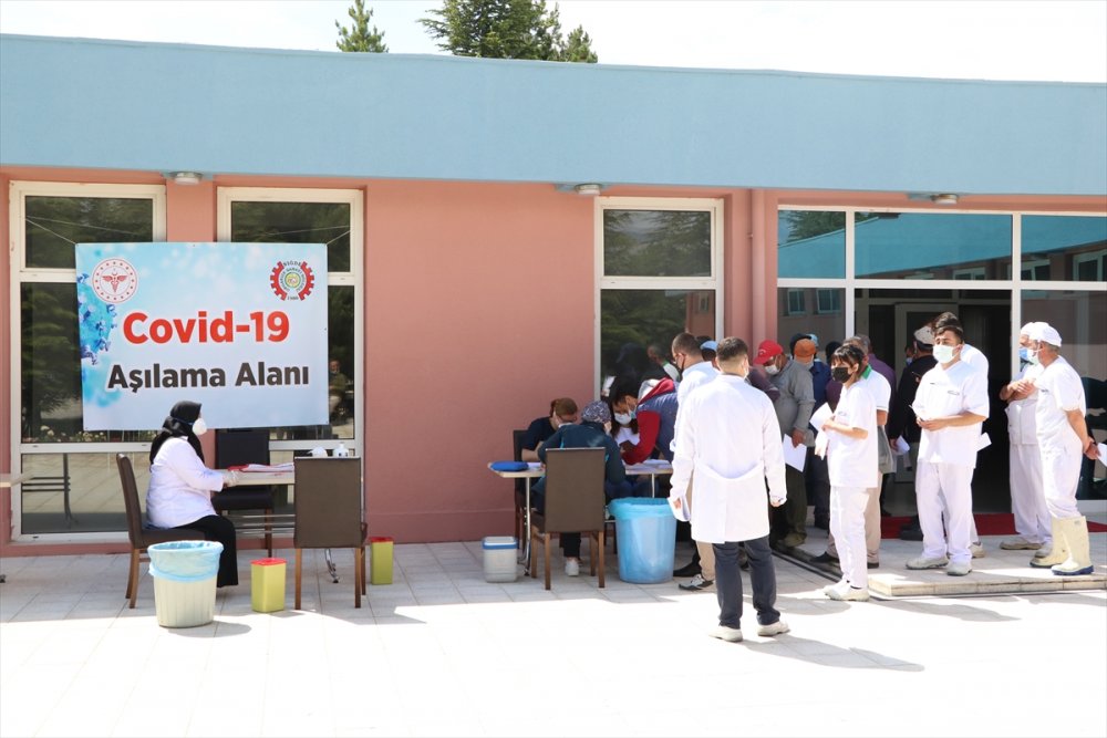 Niğde'de Organize Sanayi Bölgesinde "mobil Aşı" Uygulaması Başladı