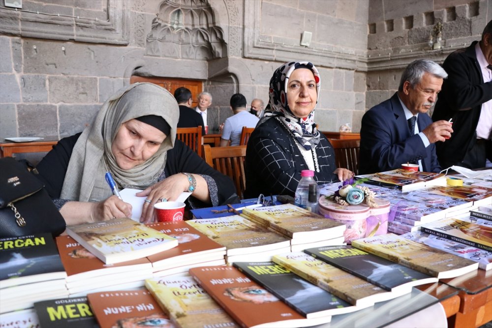 Şair Ve Yazarlar Tarihi Hunat Medresesi'ndeki İmza Gününde Bir Araya Geldi