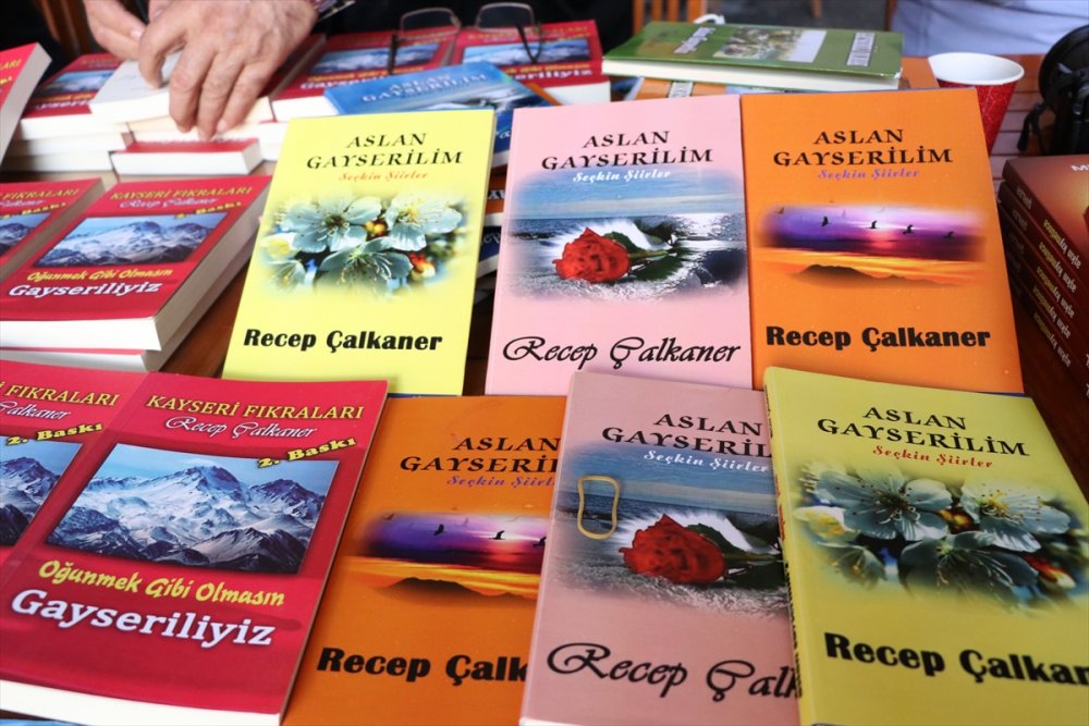 Şair Ve Yazarlar Tarihi Hunat Medresesi'ndeki İmza Gününde Bir Araya Geldi