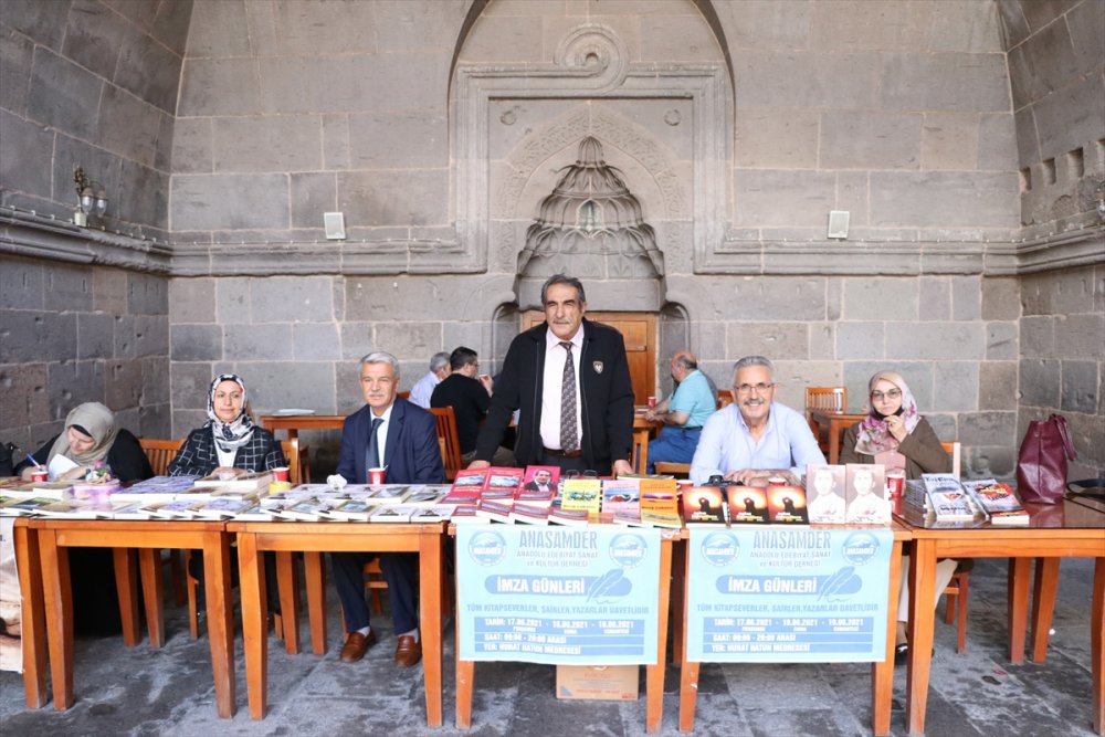 Şair Ve Yazarlar Tarihi Hunat Medresesi'ndeki İmza Gününde Bir Araya Geldi