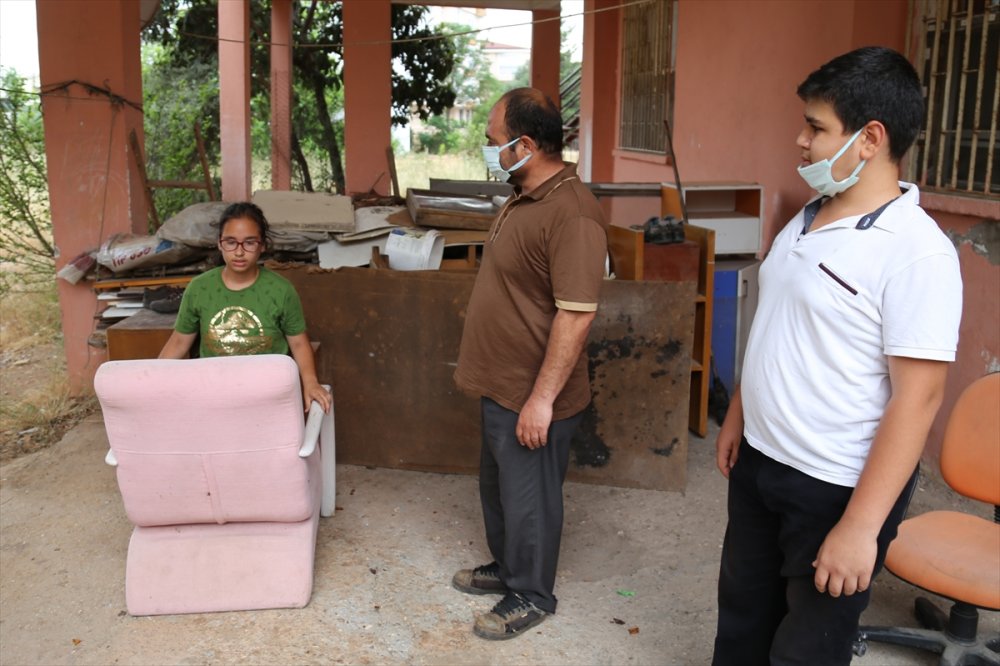 Eşini Kovid-19'dan Kaybeden Baba, Biri Engelli İki Çocuğuyla Yaşam Mücadelesi Veriyor