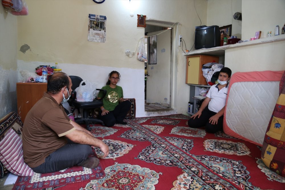 Eşini Kovid-19'dan Kaybeden Baba, Biri Engelli İki Çocuğuyla Yaşam Mücadelesi Veriyor