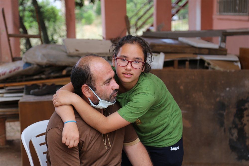 Eşini Kovid-19'dan Kaybeden Baba, Biri Engelli İki Çocuğuyla Yaşam Mücadelesi Veriyor