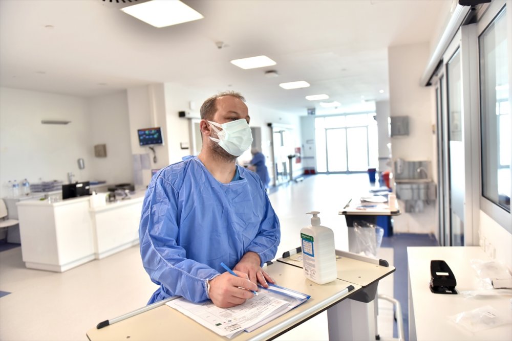 Fedakar Sağlık Çalışanı Babalar, Yaşadıkları Zorlukları Unutamıyor