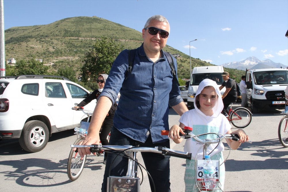 Kayseri'de Babalar Ve Çocukları Bisiklet Turu Etkinliğine Katıldı
