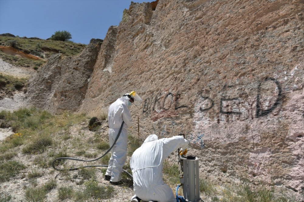 Kayseri'de Peribacası Benzeri Doğal Oluşumların Üzerindeki Yazılar Temizlendi