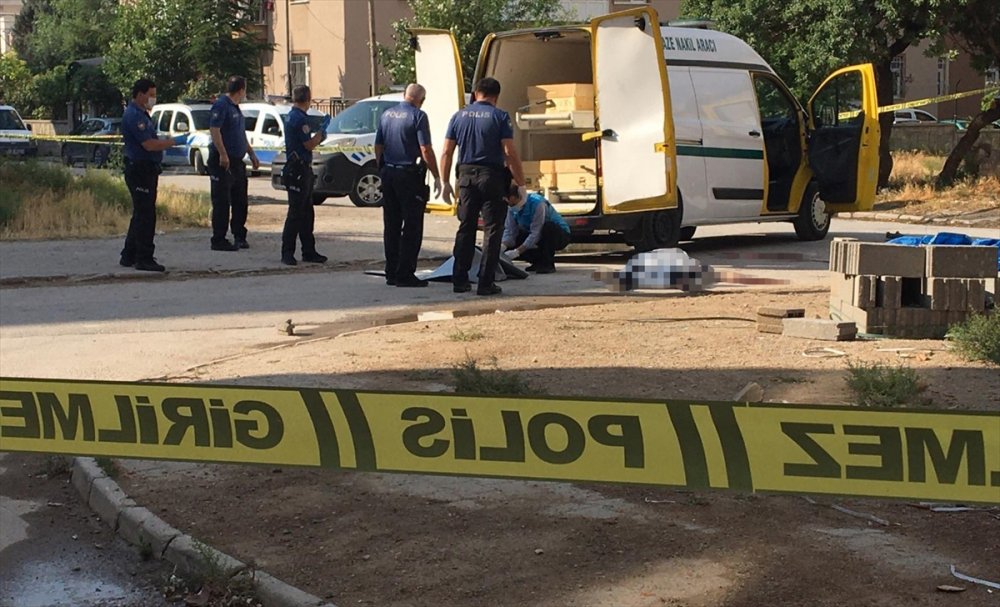 Cinnet Geçiren Koca Önce Karısının Sonra Kendi Canına Kıydı